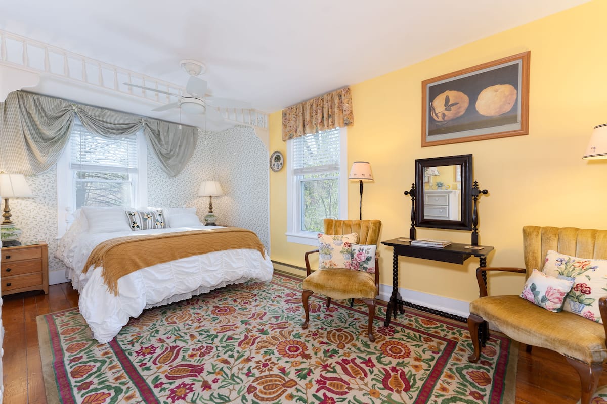 Double Room Single Use | Iron/ironing board (on request), free WiFi, individually decorated