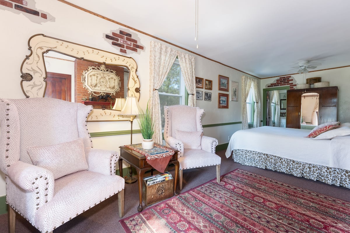 Saratoga Room | Iron/ironing board (on request), free WiFi, individually decorated