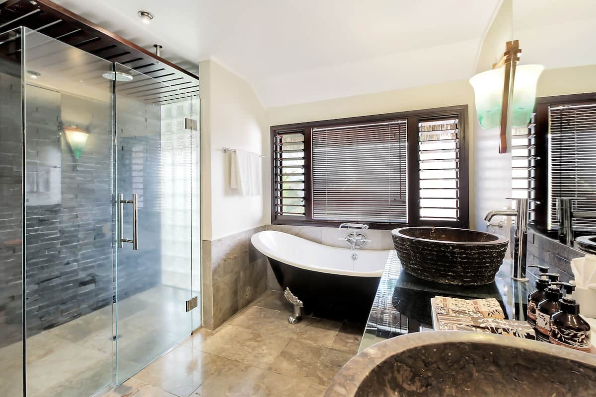 Courtyard Pool Suite | Egyptian cotton sheets, premium bedding, Tempur-Pedic beds, in-room safe