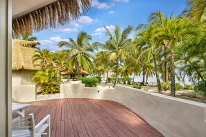 One Bedroom Beach Front Villa | Egyptian cotton sheets, premium bedding, Tempur-Pedic beds, in-room safe - Crown Beach Resort & Spa (Rarotonga)
