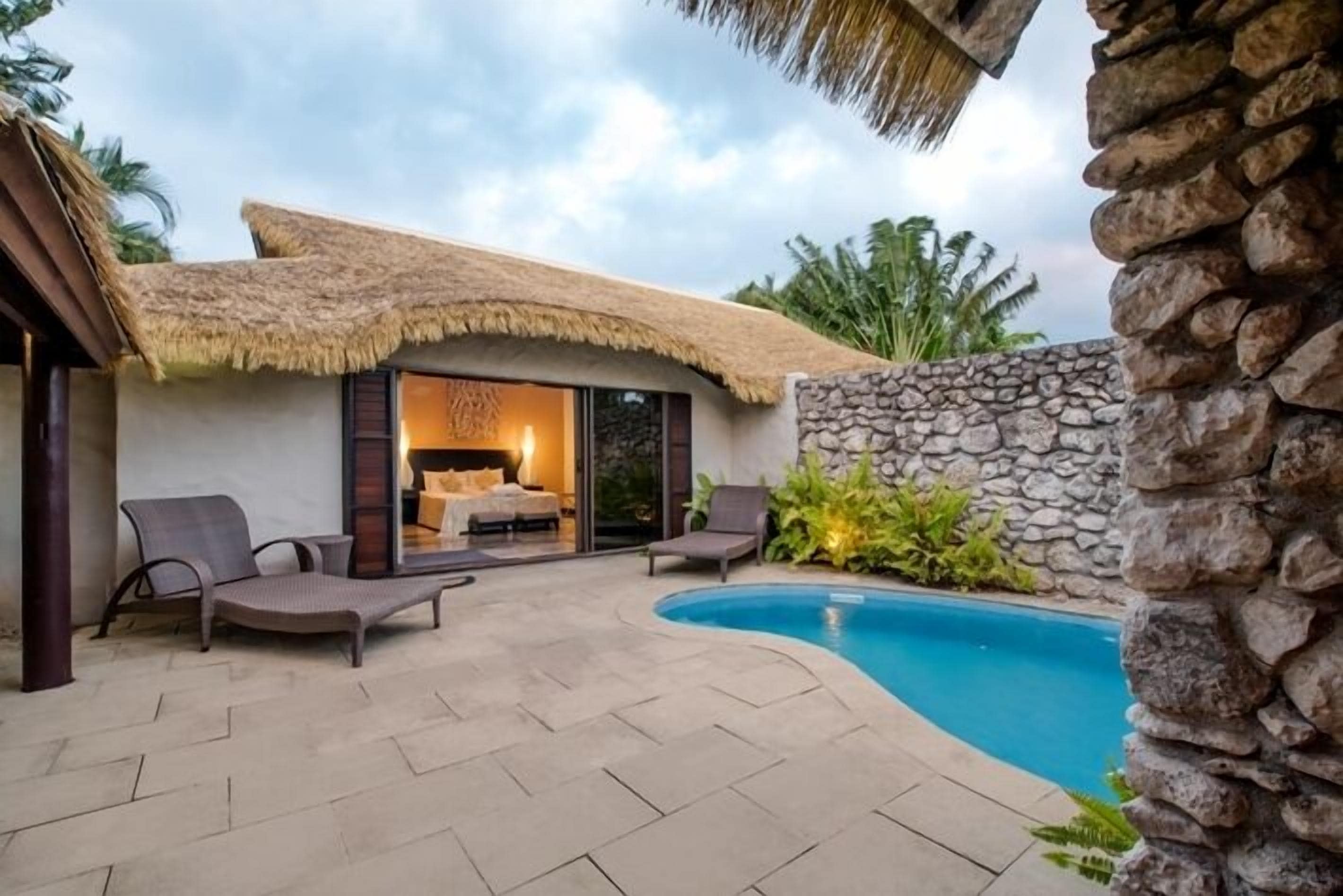 套房, 私人游泳池, 庭院 | 埃及棉床单、高档床上用品、泰普尔床垫、客房内保险箱