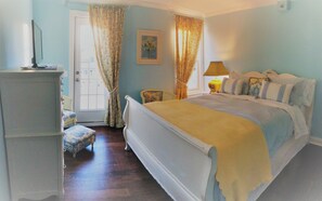 Room 18 | Bộ đồ giường cao cấp, trang trí khác biệt 