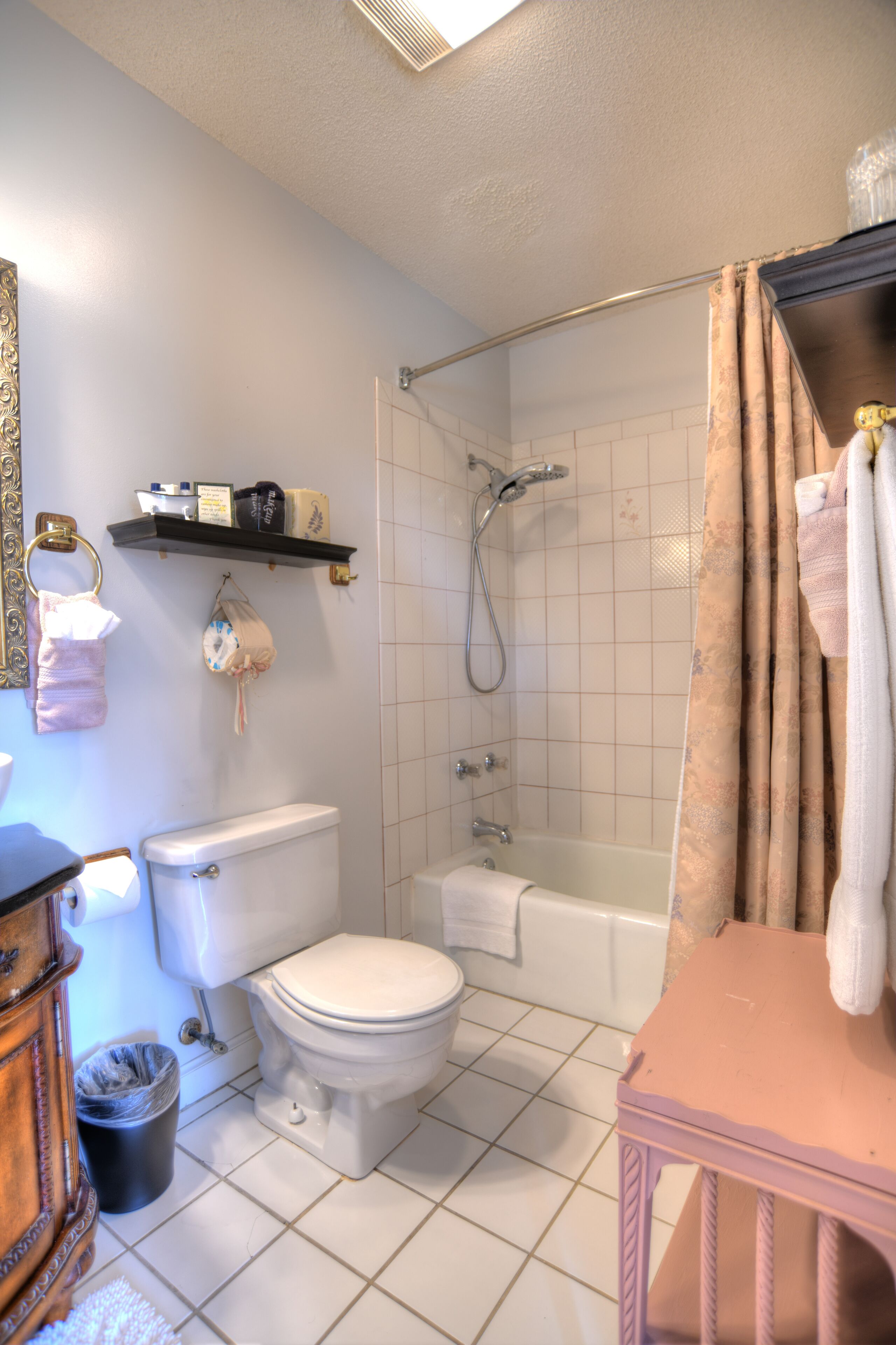 Une salle de bain comprenant des toilettes, un lavabo, une douche et une baignoire.