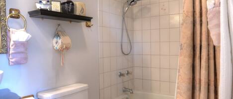 Une salle de bain comprenant des toilettes, un lavabo, une douche et une baignoire.