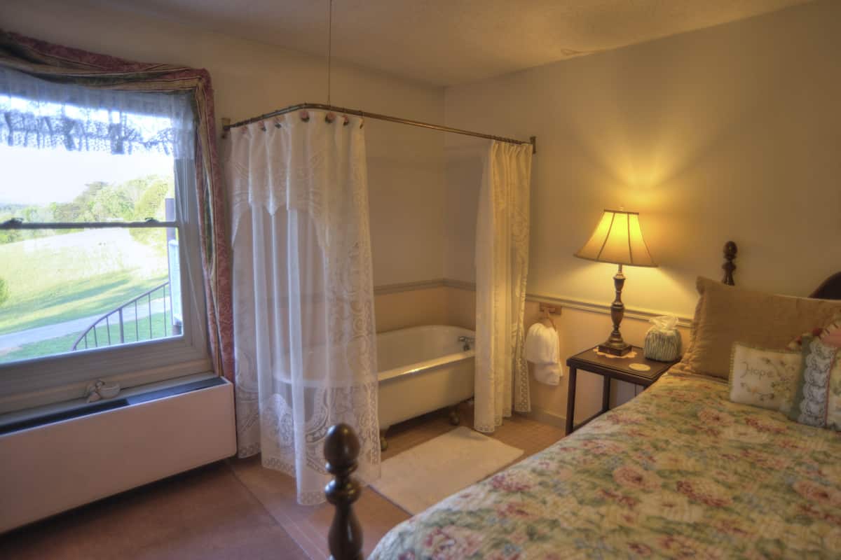 Chambre Standard, 1 grand lit, baignoire, vue sur la montagne | Draps en coton égyptien, literie de qualité, couette en duvet