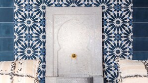 A room with two beds, a patterned tile wall, and a central door. - Casa Laguna Hotel & Spa (Laguna Beach)