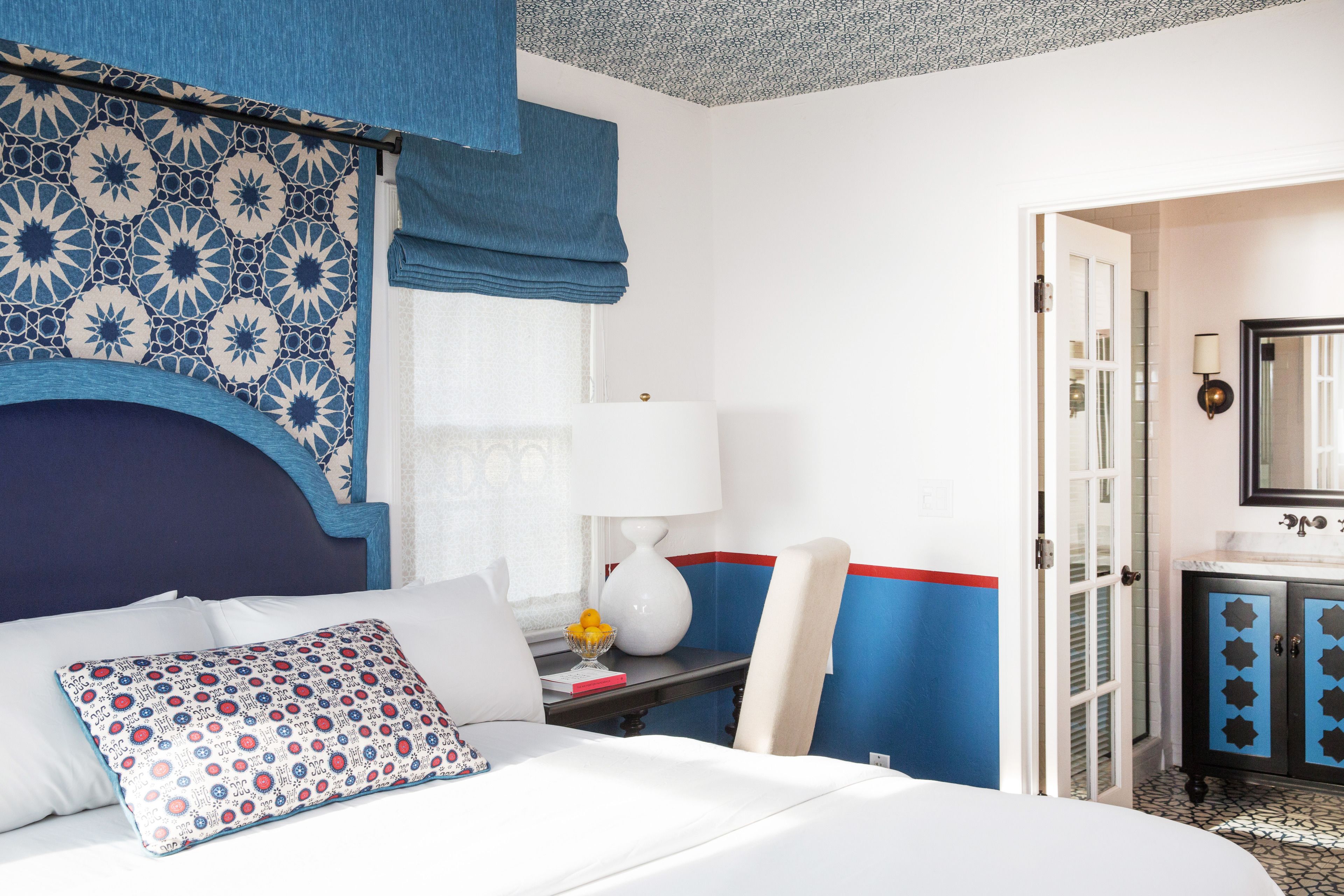 เครื่องนอนระดับพรีเมียม, ผ้านวมขนเป็ด, มินิบาร์, เตารีด/โต๊ะรีดผ้า