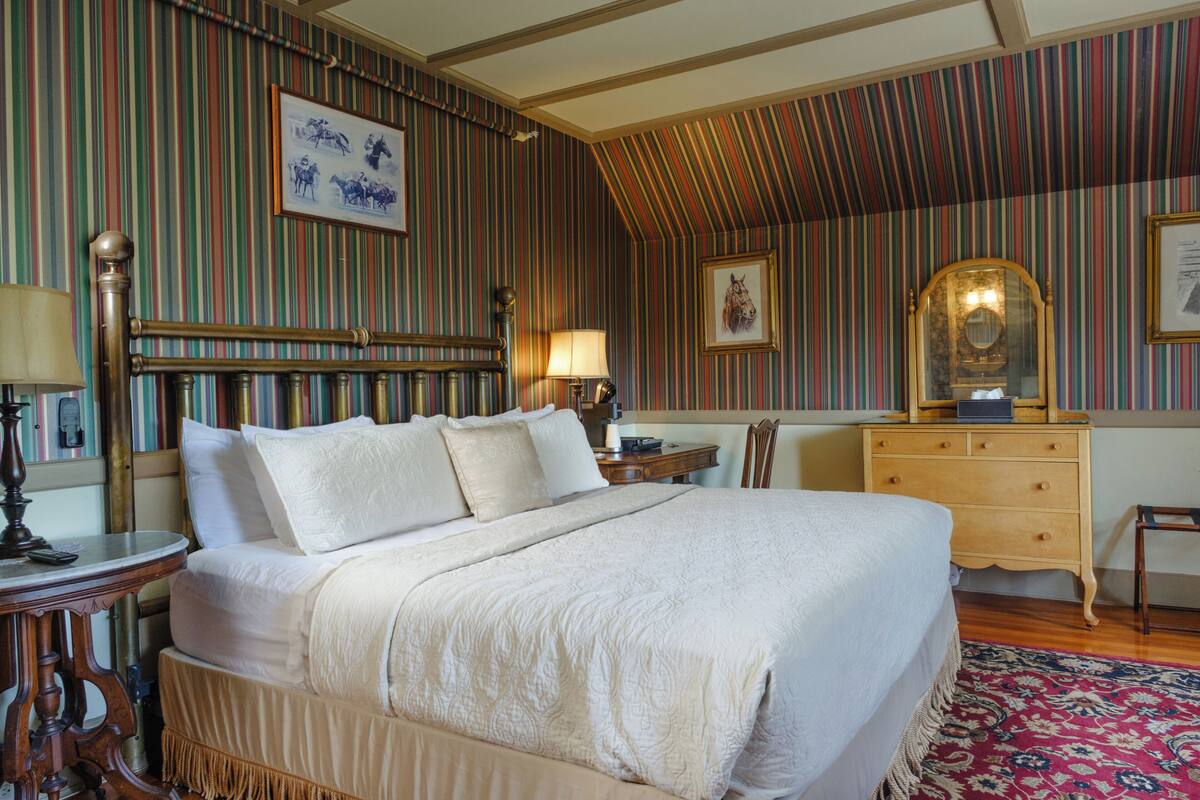 Skrivebord, strykejern/-brett, individuelt dekorert og sengetøy