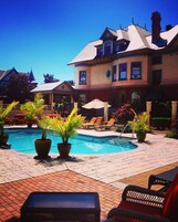 Una piscina al aire libre de temporada