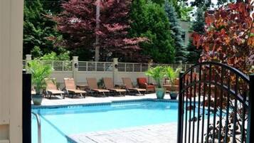 Een seizoensgebonden buitenzwembad