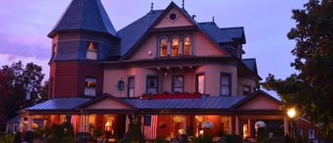 Fassade der Unterkunft – Abend/Nacht