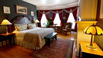 Individueel gedecoreerd, een bureau, een strijkplank/strijkijzer