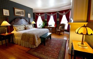 Individualmente decorados, escrivaninha, ferros/tábuas de passar roupa