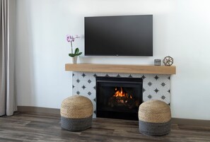 Habitación, 1 cama King size, chimenea, vista parcial al océano | Ropa de cama de alta calidad y camas Tempur-Pedic 