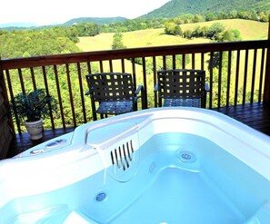 Jetted bathtub - Berry Springs Lodge (Sevierville)