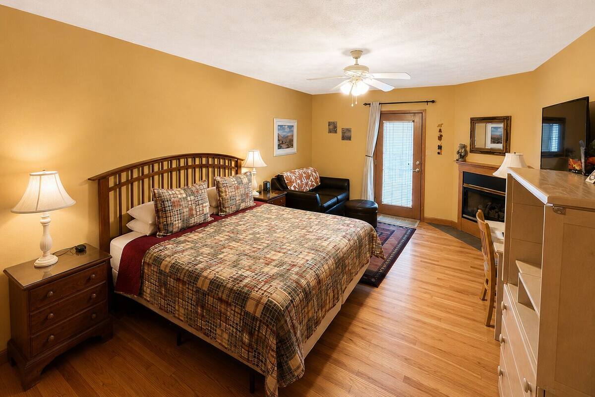 Habitación romántica, 1 cama King size, baño privado, vista a la montaña | Ropa de cama de alta calidad y escritorio 