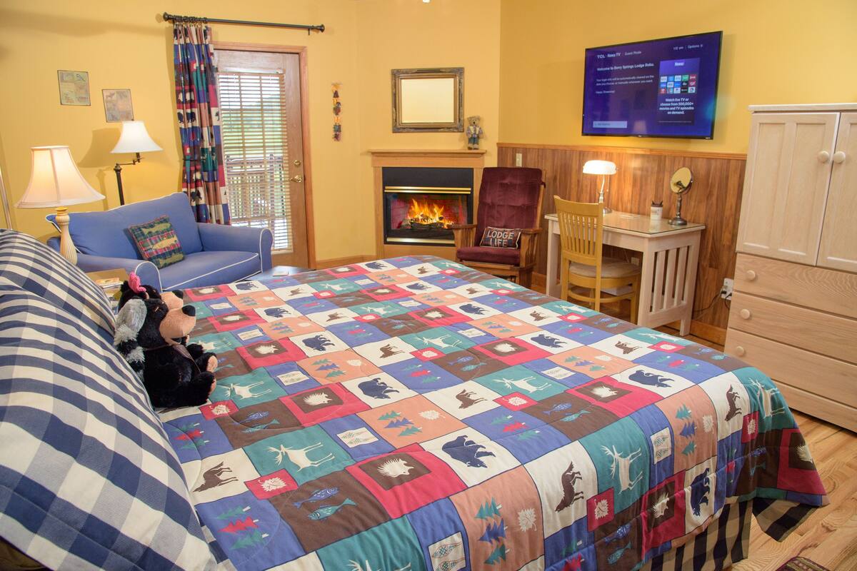 Premium bedding, desk, iron/ironing board, free WiFi