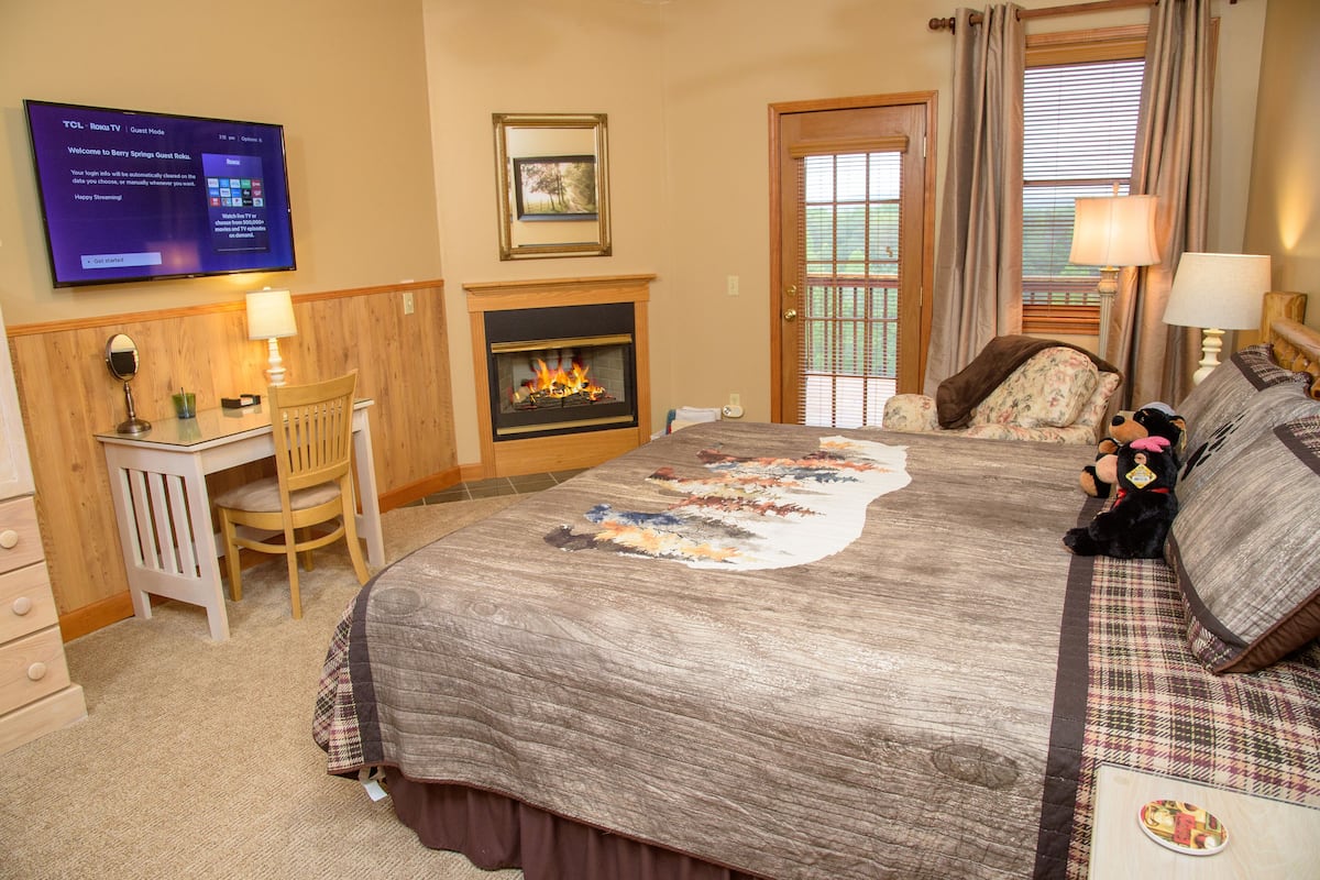 Newberry Springs (Hot Tub, Fireplace with Balcony) | Premium bedding, individually decorated, individually furnished, desk