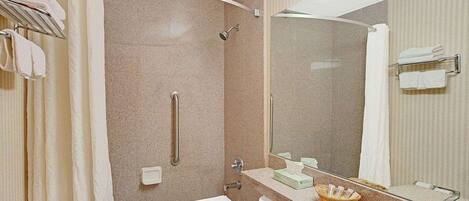 Ensemble douche/baignoire, articles de toilette gratuits, sĂšche-cheveux