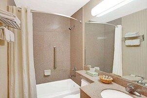 Bañera con ducha, artículos de tocador gratuitos, secador de pelo