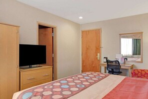 Desk, laptop workspace, iron/ironing board, free WiFi - Knights Inn Jamaica (Jamaica)