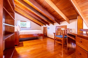 Pool View Upper Level Suite | 1 Schlafzimmer, Zimmersafe, individuell dekoriert, Bügeleisen/Bügelbrett