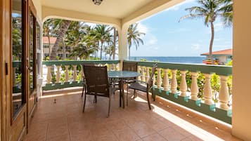 Sea Front Lower Level Suite | Terrasse/Patio