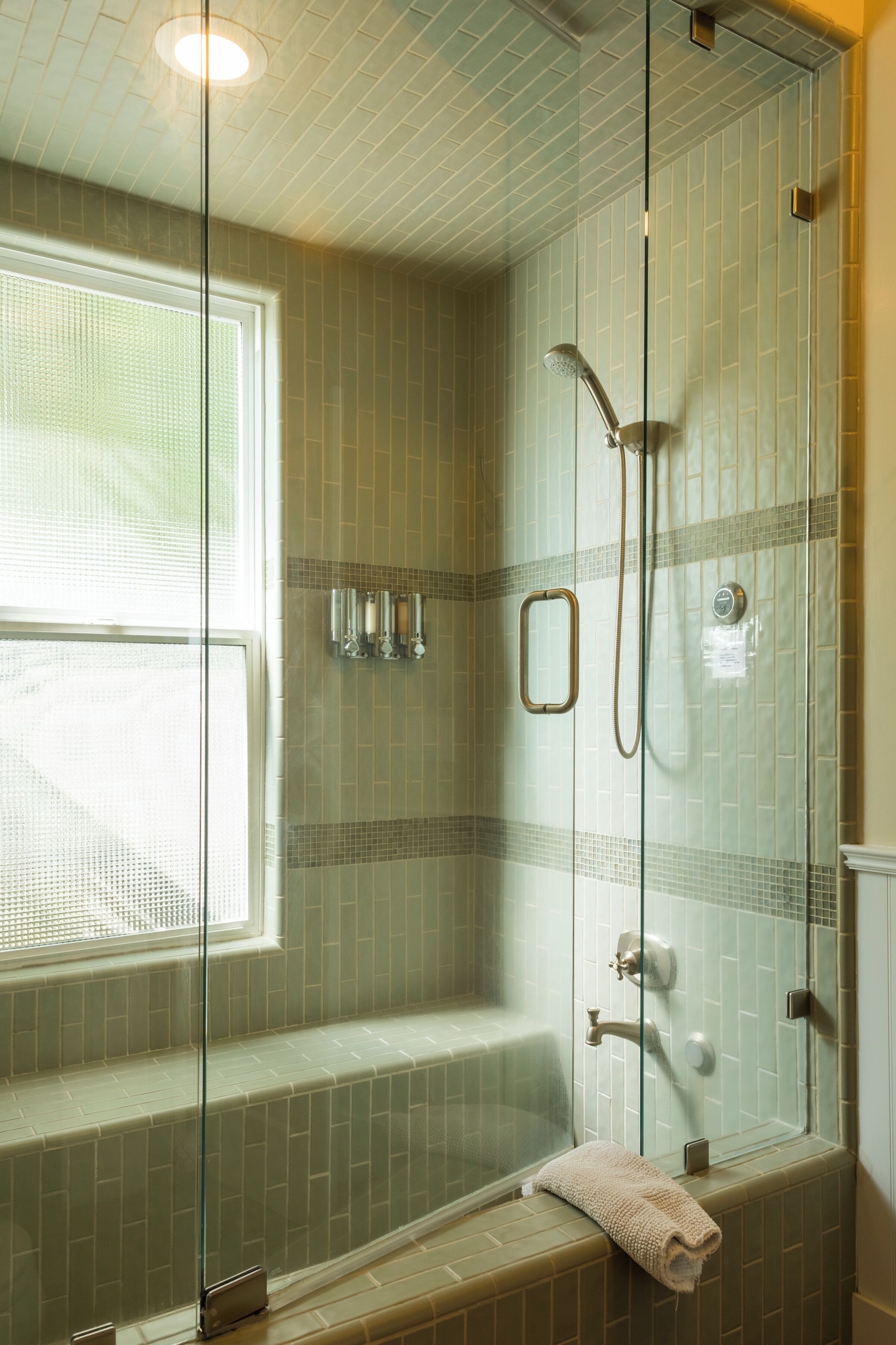 Deluxe Room, 1 King Bed | Bathroom | Combined shower/tub, free toiletries, hair dryer, bathrobes