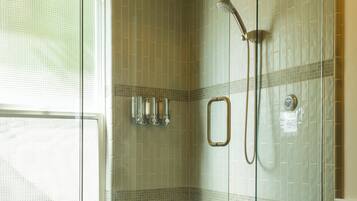 Deluxe Room, 1 King Bed | Bathroom | Combined shower/tub, free toiletries, hair dryer, bathrobes