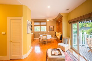 디럭스 스튜디오 | 거실 공간 | TV, iPod 도킹 스테이션, MP3 도킹 스테이션