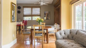 Deluxe Studio | Living area