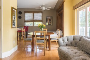 Studio Deluxe | Khu phòng khách | TV, iPod dock, MP3 dock 