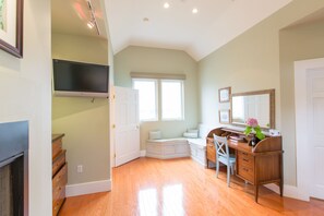 华丽客房, 壁炉 | 起居区 | 电视、iPod 基座、MP3 基座