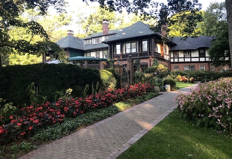 Property grounds. Gramercy Mansion B&B