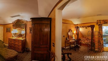 Chambre Royale, 1 trÚs grand lit, baignoire à jets, vue vallée (Camelot Room) | Literie de qualité supérieure, bureau, fer et planche à repasser