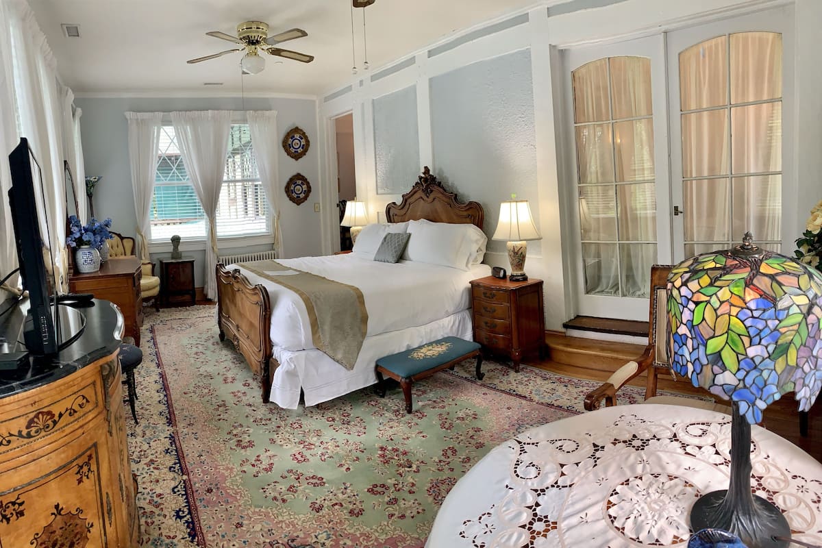 Suite (Blue Garden) | Premium bedding, desk, iron/ironing board, WiFi (free)