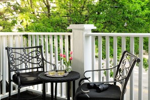 Luxury Suite, 1 King Bed with Sofa bed | Balcony view - Chateau Inn and Suites (Spring Lake)
