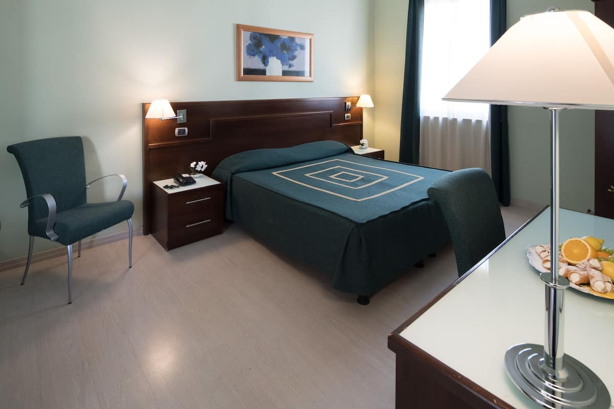 Hypo-allergenic bedding, minibar, in-room safe, desk