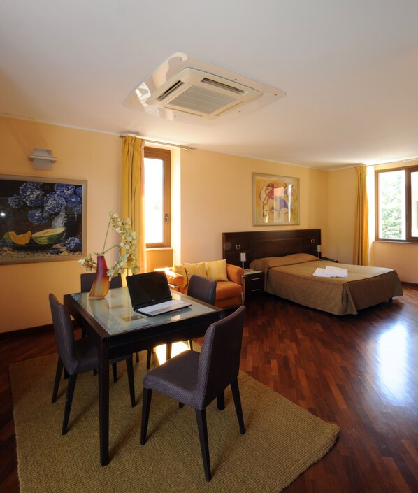 Suite | Allergikerbettwaren, Minibar, Zimmersafe, Schreibtisch