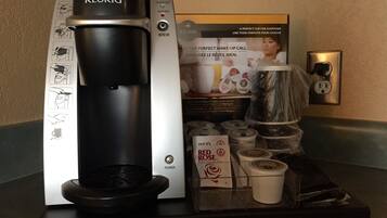 Una cafetera Keurig con un soporte para cápsulas de café y una cápsula de café Keurig.