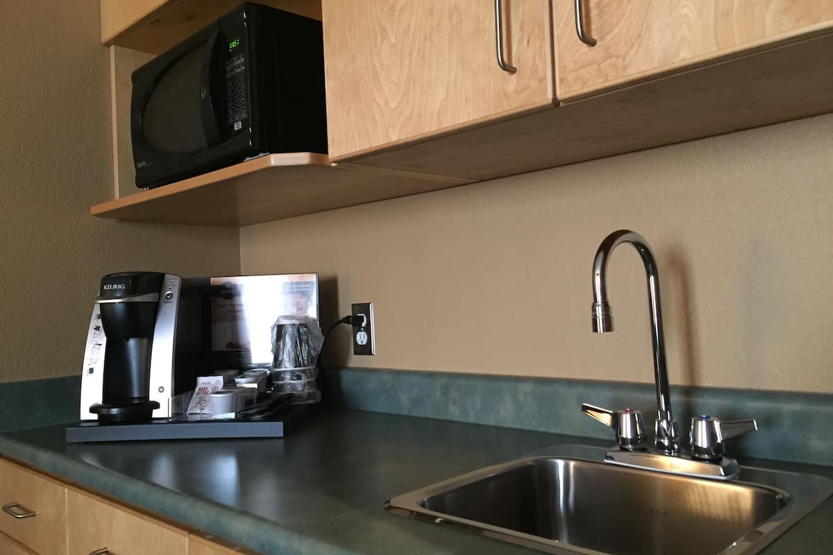 suite, 1 queen bed, non smoking | private kitchenette | fridge, microwave, coffee/tea maker