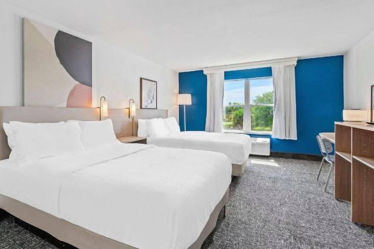 Premium bedding, in-room safe, desk, blackout curtains