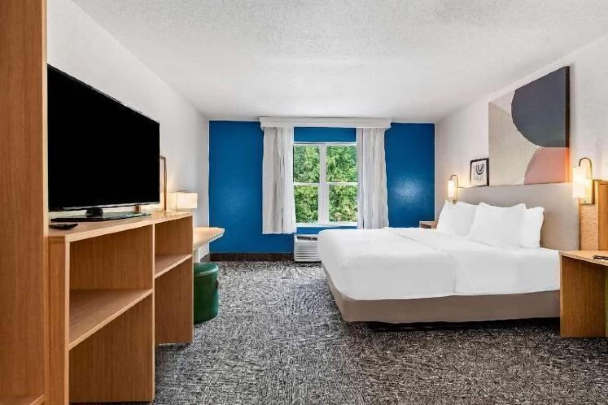 Premium bedding, in-room safe, desk, blackout drapes