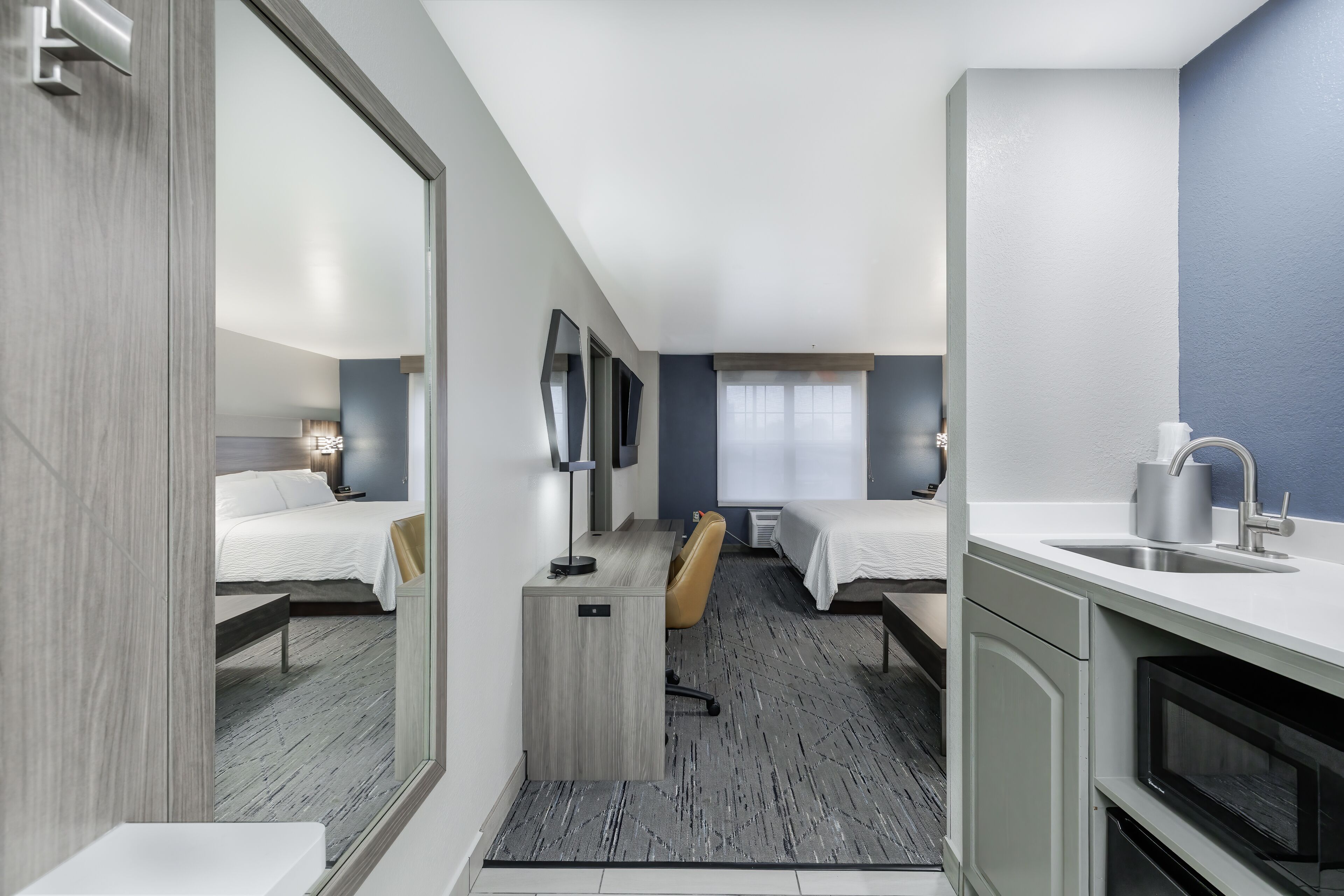 Untuvapeitot, työpöytä, äänieristys, silitysrauta/-lauta