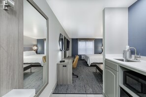 Down comforters, desk, soundproofing, iron/ironing board - Holiday Inn Express & Suites Zion by IHG (Zion)