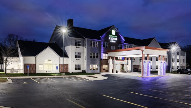 A Holiday Inn Express with a large parking lot and a covered area for check-in. - Holiday Inn Express & Suites Zion by IHG (Zion)