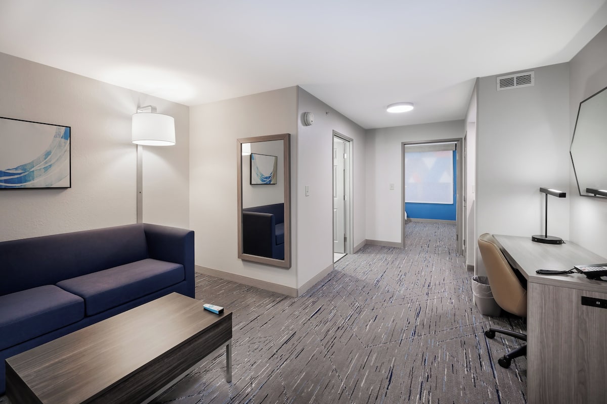 1 bedroom, down comforters, desk, soundproofing