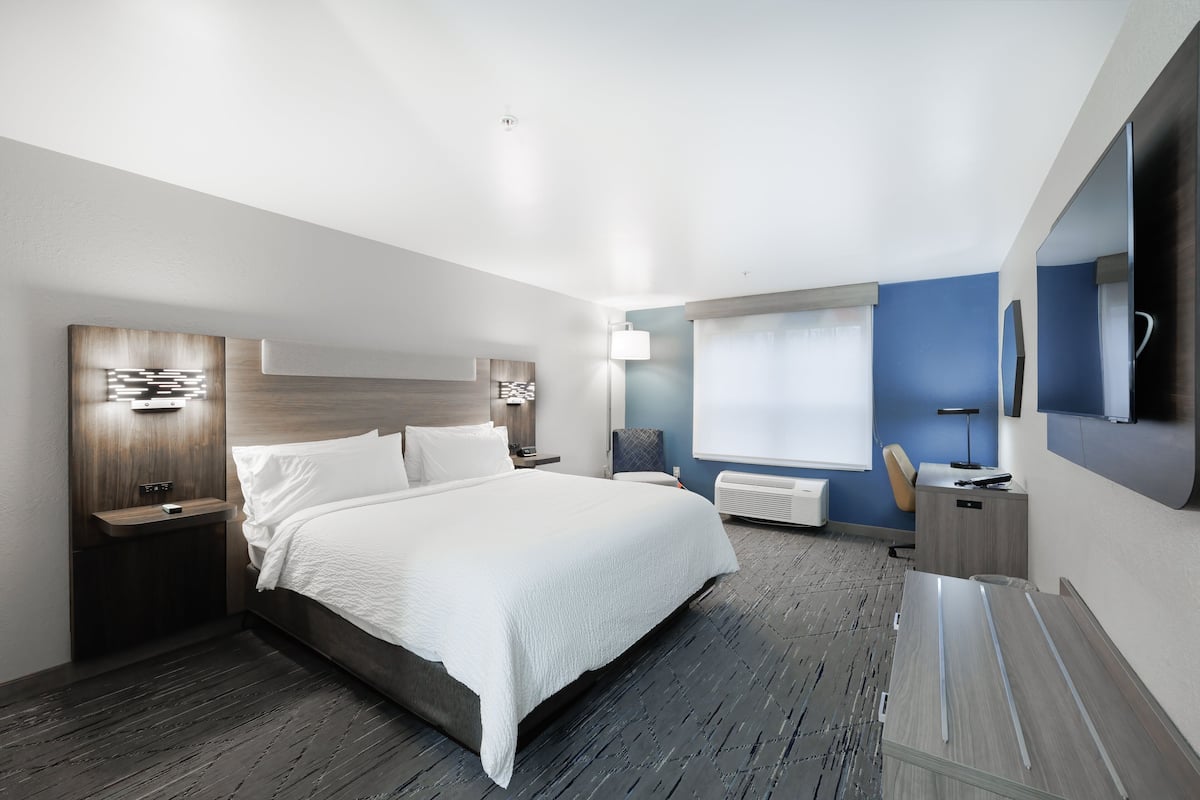 1 bedroom, down comforters, desk, soundproofing