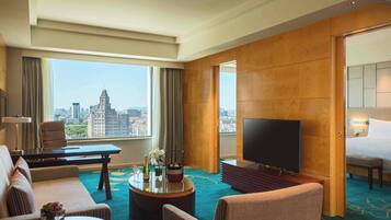 Club suite, 1 slaapkamer, uitzicht op stad | 1 slaapkamer, luxe beddengoed, donzen dekbedden, een minibar