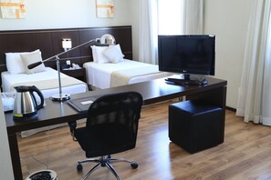 Minibar, in-room safe, desk, blackout drapes - Travel Inn Osasco (Osasco)